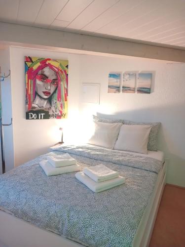 una camera da letto con un letto e due asciugamani di Ferienwohnung in Bühler a Bühler