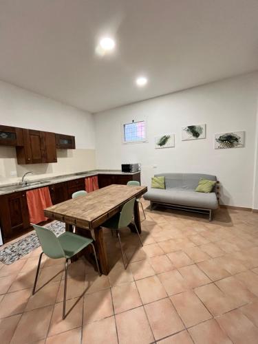 - un salon avec une table et un canapé dans l'établissement Casa Rosa, à Finale Ligure