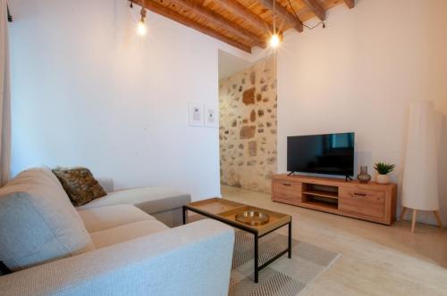 a living room with a couch and a tv at La Casa de San Juan - BENTEJUI in Telde