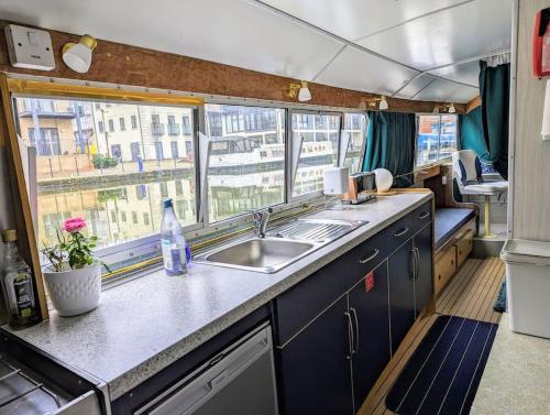 Η κουζίνα ή μικρή κουζίνα στο New Horizon - A beautiful boat very conveniently located in Chelmsford City
