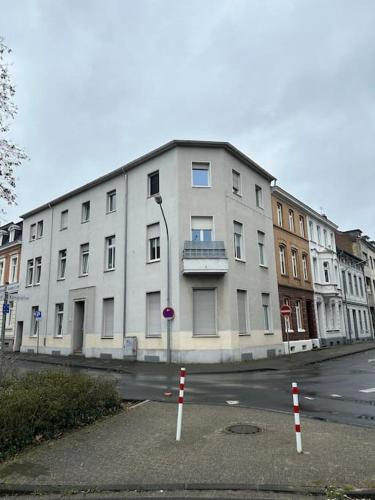 a large white building on the side of a street at Stilvolle Luxus City-Apartment in Viersen