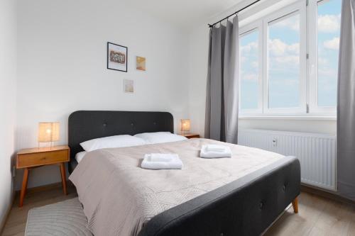 Ένα ή περισσότερα κρεβάτια σε δωμάτιο στο 2 bedrooms apartment with kitchen near the subway