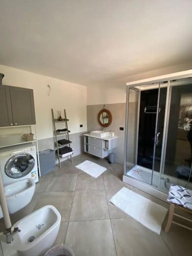 y baño con ducha, aseo y lavamanos. en Appartamento Quadrifoglio, en Meina