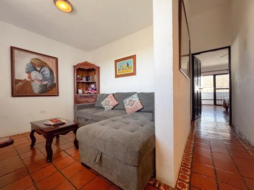 ラパスにあるCasa Blancaのソファとテーブルのあるリビングルーム