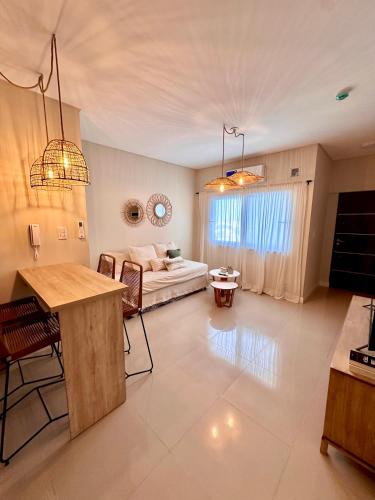 uma grande sala de estar com uma cama e uma mesa em Capibara 2- alquiler temporario. em Corrientes