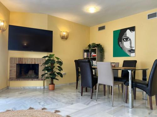 une salle à manger avec une table et une cheminée dans l'établissement Beautiful 2 bedroom Apartment in Puerto Banus !, à Marbella
