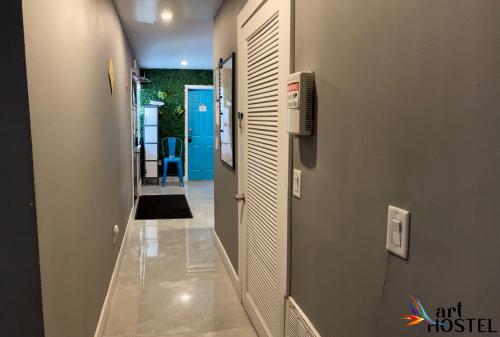 un couloir avec dans l'établissement Art Graffiti, à Miami