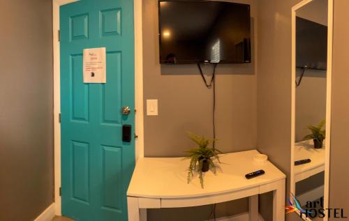 a door in a room with a desk and a table at Art Graffiti in Miami