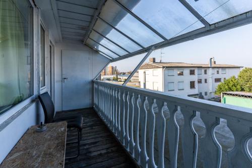 einen Balkon mit einem Tisch und Stadtblick in der Unterkunft Monteurapartment 5 in Rodgau