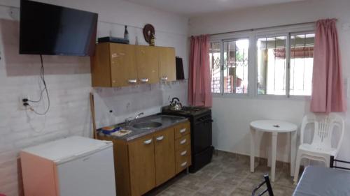 Kuchyň nebo kuchyňský kout v ubytování Lo de Lili Departamentos Mina Clavero