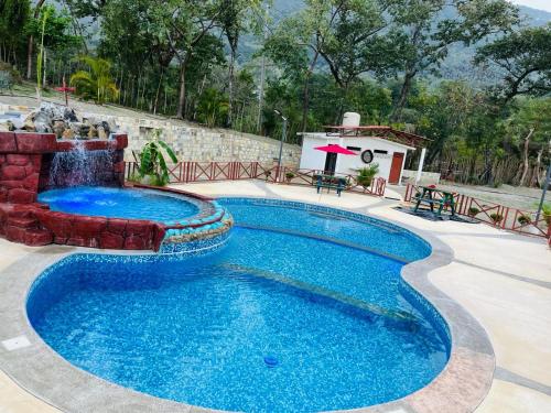 Bazén v ubytování Hotel Hacienda Huasteca nebo v jeho okolí