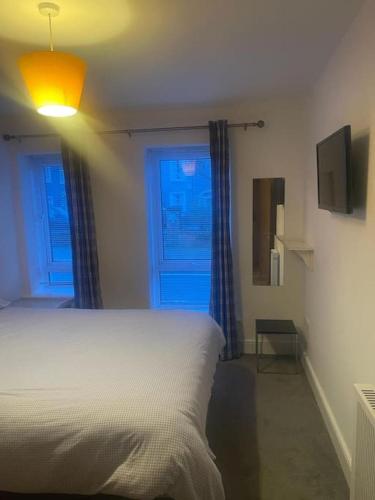 - une chambre avec un grand lit et une fenêtre dans l'établissement Marina Apartment Kinsale, à Cork