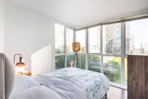 Ένα ή περισσότερα κρεβάτια σε δωμάτιο στο Luxury 2-bedroom condo beach side Yaletown