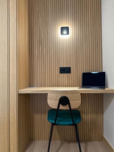 een kamer met een bureau met een laptop en een stoel bij Hotel Europa in Arteixo