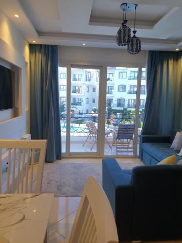 Sharm Hills في شرم الشيخ: غرفة معيشة مع أريكة زرقاء وطاولة