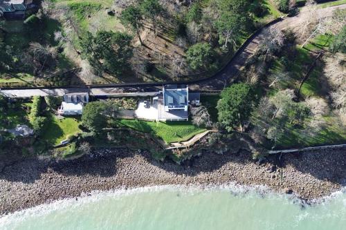 eine Luftaufnahme eines Hauses am Strand in der Unterkunft Ty Domovoï, vue mer in Douarnenez