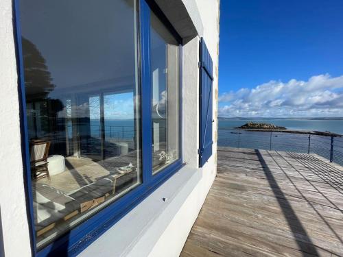 ein Balkon eines Hauses mit Blick auf das Meer in der Unterkunft Ty Domovoï, vue mer in Douarnenez