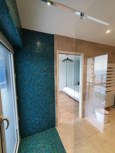 La salle de bains est pourvue d'une douche et d'une paroi en verre. dans l'établissement Ty Domovoï, vue mer, à Douarnenez