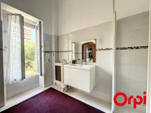ein Bad mit einem Waschbecken und einem Spiegel in der Unterkunft Appartement Menton, 2 pièces, 2 personnes - FR-1-647-28 in Menton