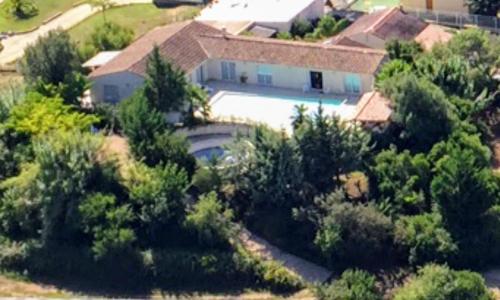 une vue aérienne d'une maison avec piscine dans l'établissement Casalta di san ghjuva, à Eccica-Suarella