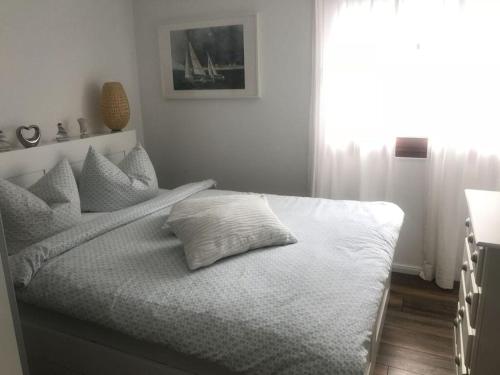 Un pat sau paturi într-o cameră la Charming apartment in Husum