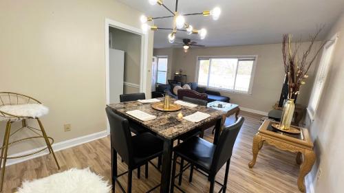 uma sala de jantar e sala de estar com mesa e cadeiras em Kids,Pets, friendly 3BR 2BT Game Bonus, Room Fenced em Fayetteville