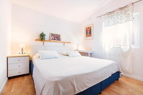- une chambre blanche avec un lit et une fenêtre dans l'établissement Holiday house with a parking space Split - 22315, à Split