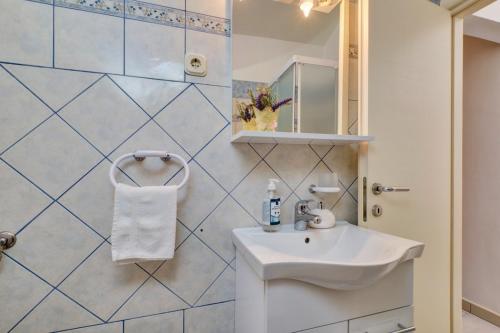 Bilik mandi di Apartments by the sea Martinscica, Cres - 22582