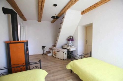 Zimmer mit 2 Betten und einem Herd in der Unterkunft Holiday house with a parking space Zuta Lokva, Senj - 22686 in Brinje