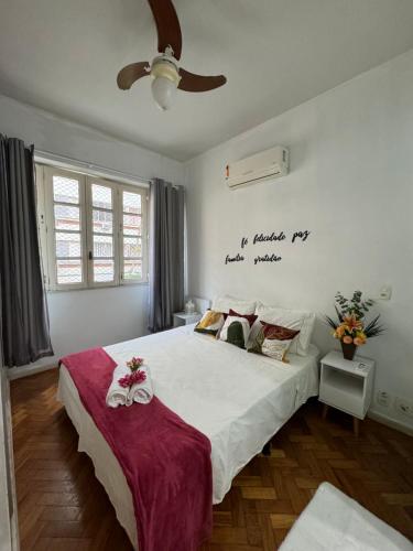 1 dormitorio con 1 cama grande y ventilador de techo en Apartamento Copa Dreams HIR 11, en Río de Janeiro