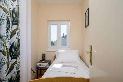 Apartments with parking space Trogir - 22655