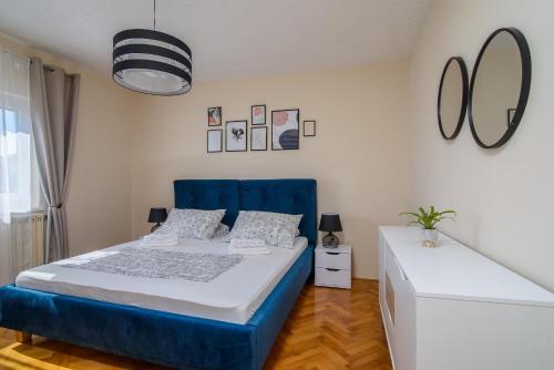 Apartments with parking space Trogir - 22655