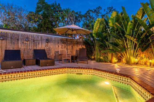 Bazén v ubytování Villa Bella! Amazing pool home with cabana just minutes from downtown! nebo v jeho okolí