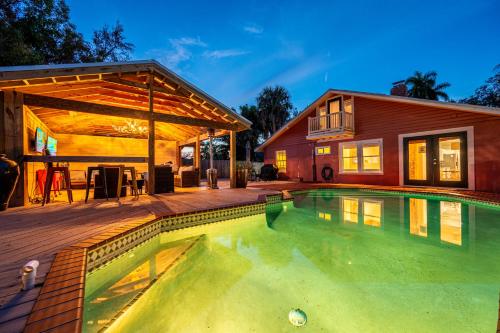 Bazén v ubytování Villa Bella! Amazing pool home with cabana just minutes from downtown! nebo v jeho okolí