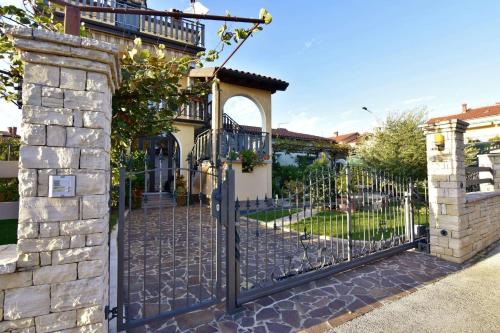Apartments with parking space Umag - 22722