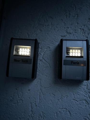 dwa przełączniki elektryczne przymocowane do ściany w obiekcie New York by D&J Apartments Altenessen Nord w Essen