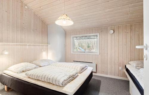 Ένα ή περισσότερα κρεβάτια σε δωμάτιο στο Amazing Home In Dannemare With Kitchen