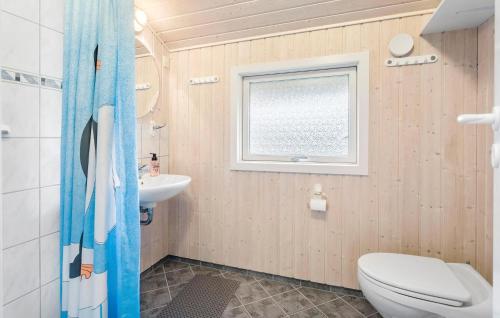 Kupatilo u objektu Amazing Home In Dannemare With Kitchen