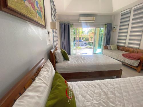 a small bedroom with two beds and a window at Chang Noi Hua Hin Pranburi fully accessible barrierefrei resort in Ban Nong Sua