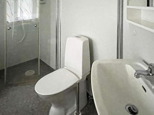 bagno con servizi igienici e lavandino di Holiday home Ronneby XIII a Ronneby