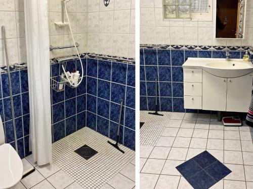 dos fotos de un baño con azulejos azules en Holiday home Vrigstad en Vrigstad