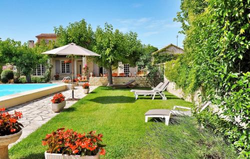 une cour avec une piscine et une maison dans l'établissement Le Jardin De So, à Barbentane
