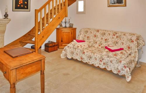 uma sala de estar com um sofá e uma escada em Le Jardin De So em Barbentane