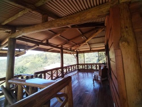 - Vistas al interior de una casa con terraza de madera en Cabaña Vistas Paraíso, en La Suiza