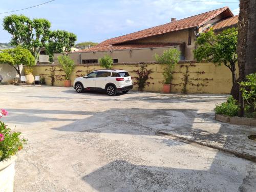 une voiture blanche garée sur un parking dans l'établissement LA MASCOTTE, à Vallauris
