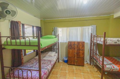Krevet ili kreveti na sprat u jedinici u okviru objekta New Hostel Manuel Antonio, Meet new people