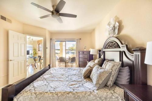 een slaapkamer met een bed en een plafondventilator bij Elegant Scottsdale Condo - Newly Refurbished Ground Floor Unit in Scottsdale