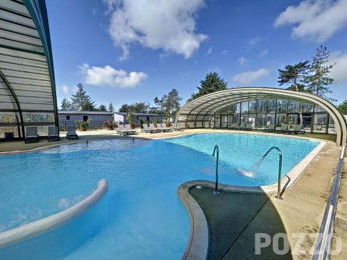 une grande piscine devant un immeuble dans l'établissement Chalet de Standing avec Piscine Chauffée, à 300m de la Plage - 6 Couchages, WiFi Gratuit - FR-1-361-474, à Jullouville