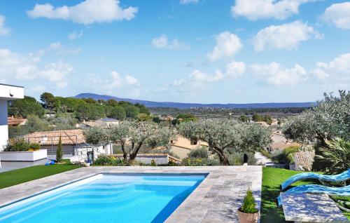 - une piscine dans une villa avec vue dans l'établissement La Villa Bleue, à Caromb