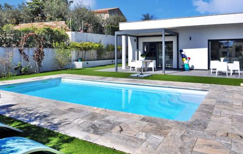 une piscine dans l'arrière-cour d'une maison dans l'établissement La Villa Bleue, à Caromb